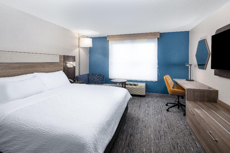 Holiday Inn Express Hotel & Suites Green Bay East image