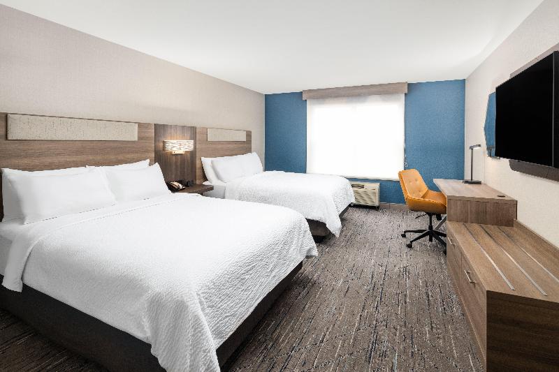 Holiday Inn Express Hotel & Suites Green Bay East image