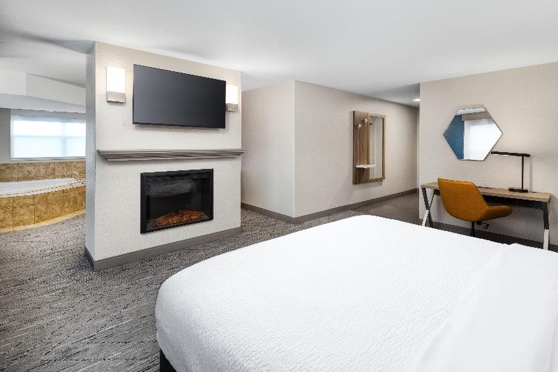 Holiday Inn Express Hotel & Suites Green Bay East image