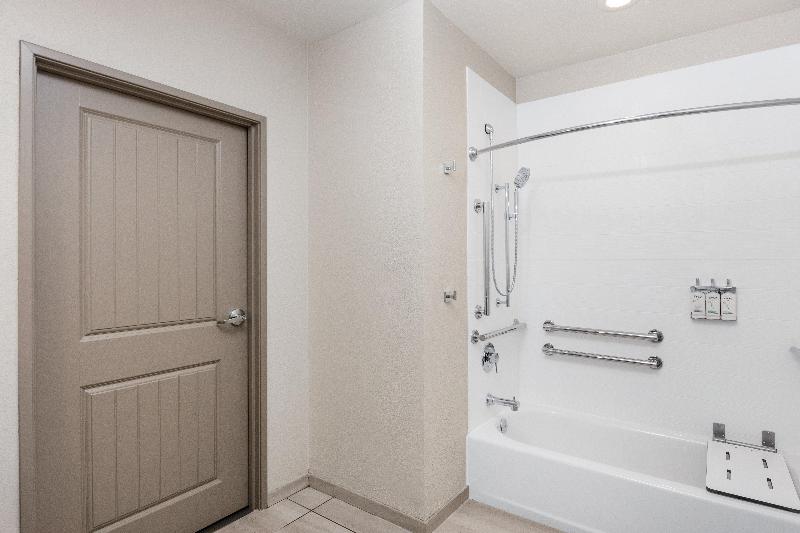 Holiday Inn Express Hotel & Suites Green Bay East image