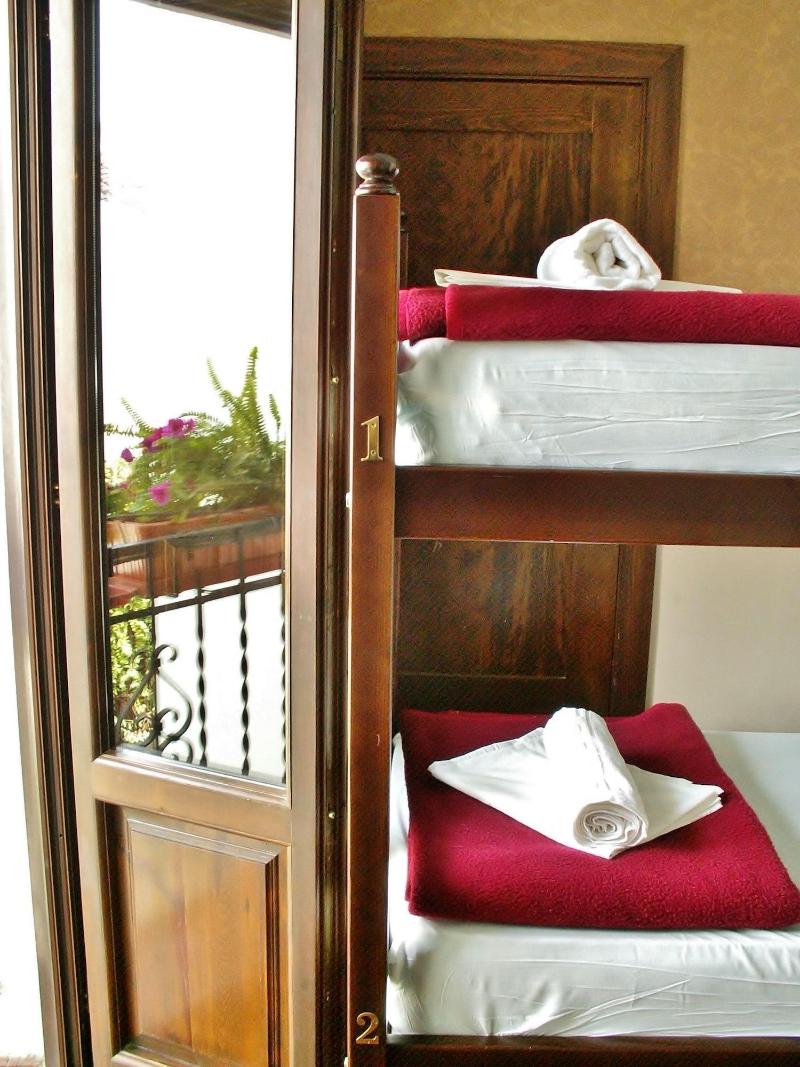 Oasis Backpackers Hostel Granada image