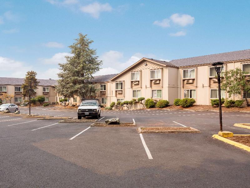 Red Lion Inn & Suites Grants Pass image