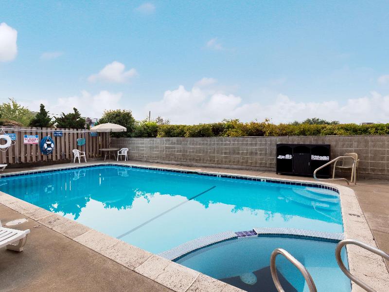 Red Lion Inn & Suites Grants Pass image