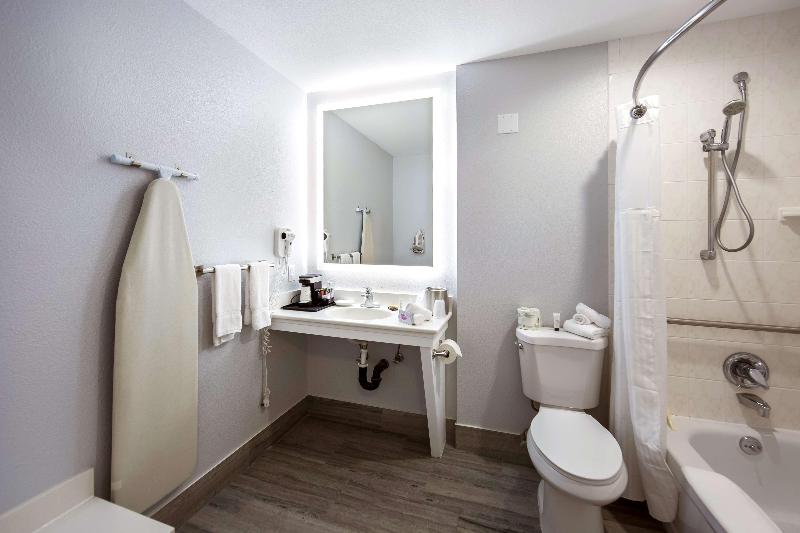 Red Lion Inn & Suites Grants Pass image