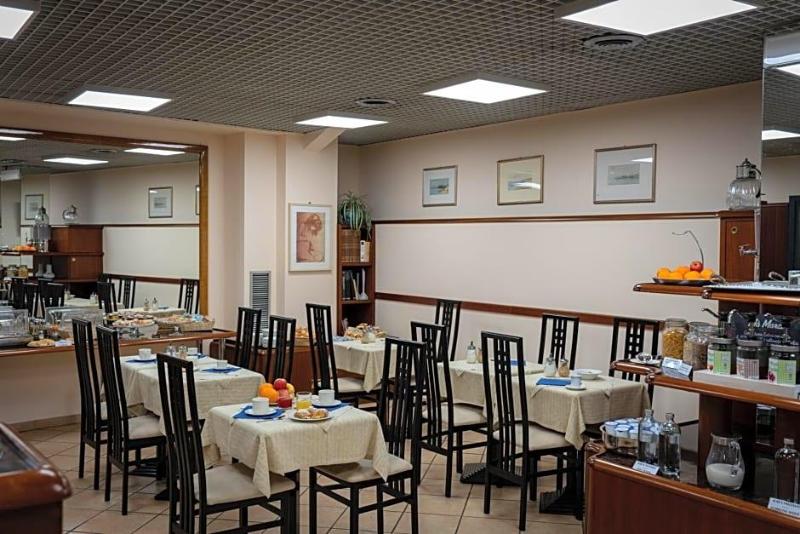Hotel Iris image