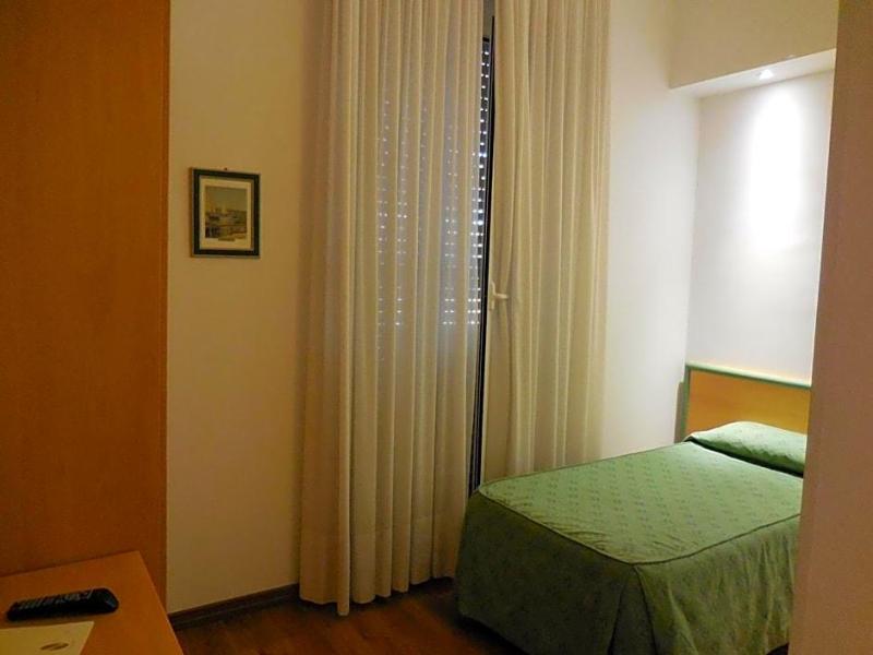 Hotel Iris image