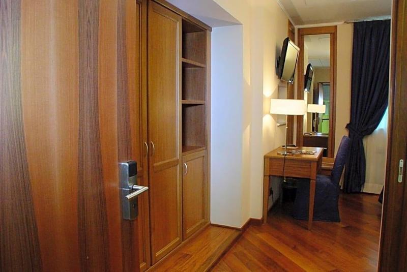 Hotel Iris image