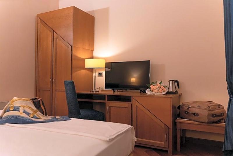 Hotel Iris image