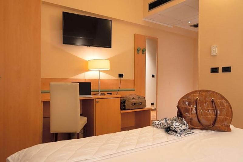 Hotel Iris image