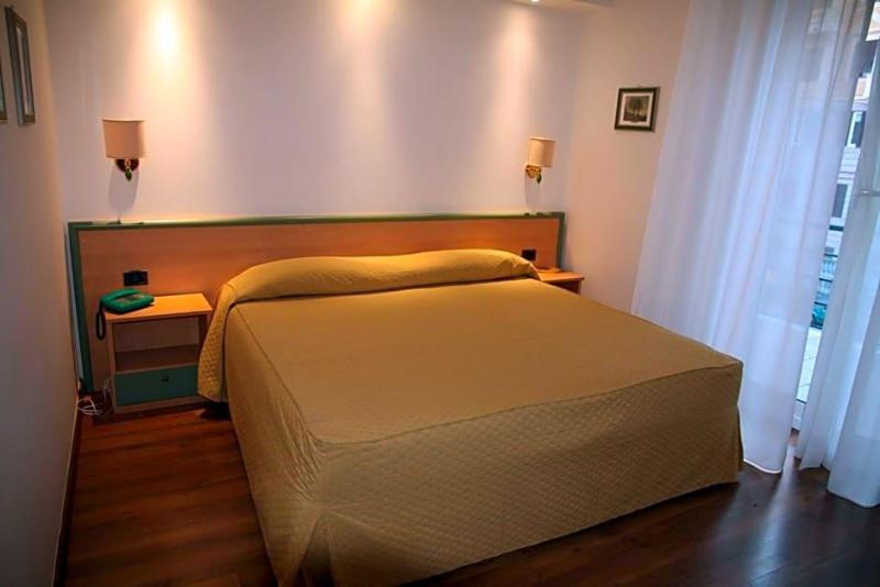 Hotel Iris image