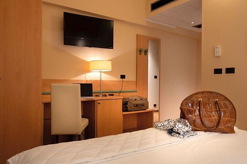 Hotel Iris image