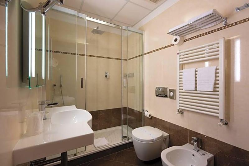 Hotel Iris image