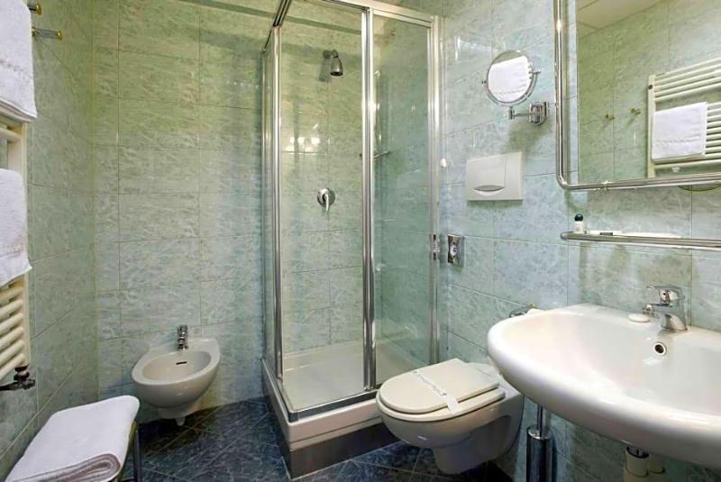 Hotel Iris image