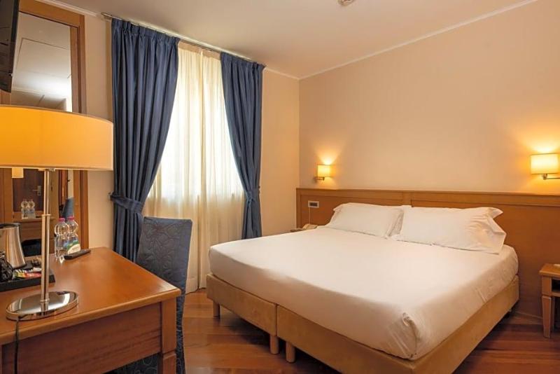 Hotel Iris image