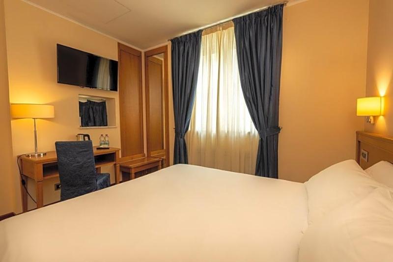 Hotel Iris image