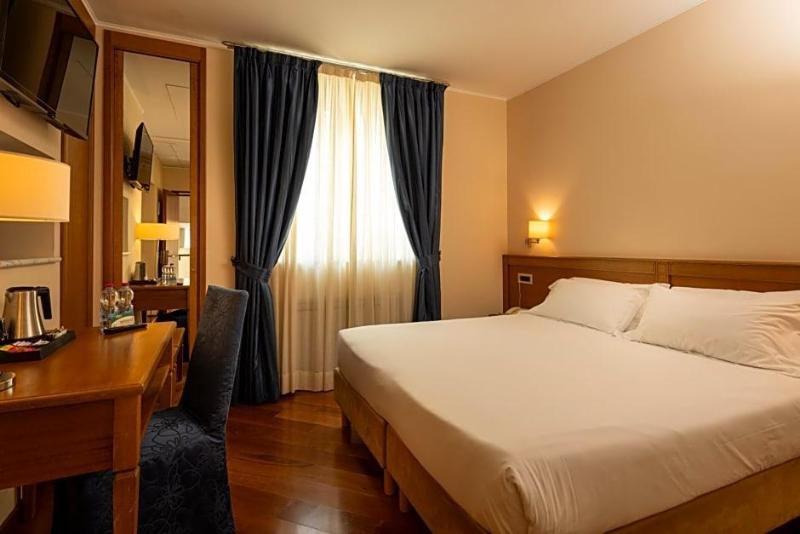 Hotel Iris image