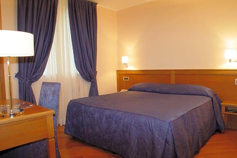 Hotel Iris image