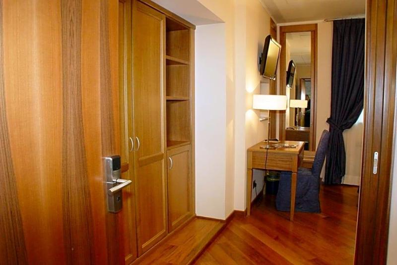 Hotel Iris image