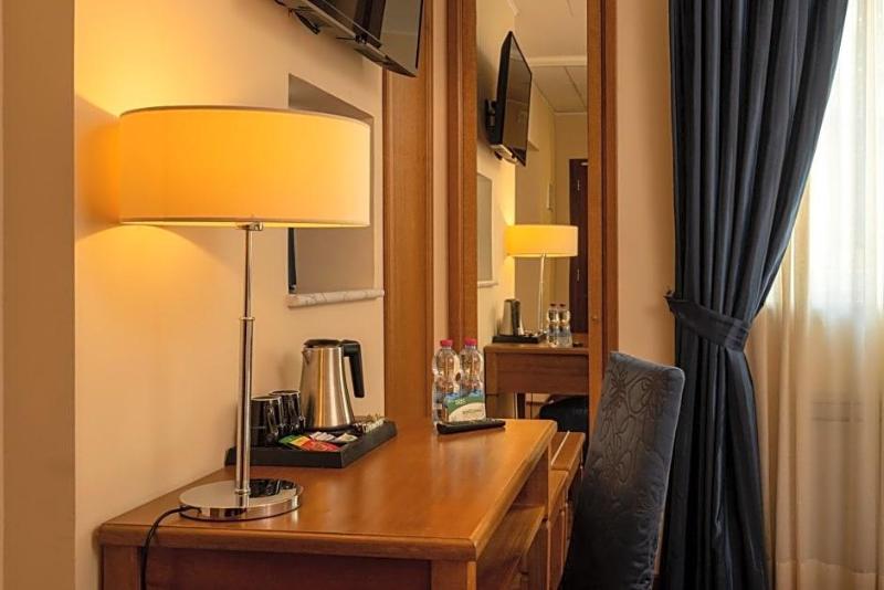Hotel Iris image