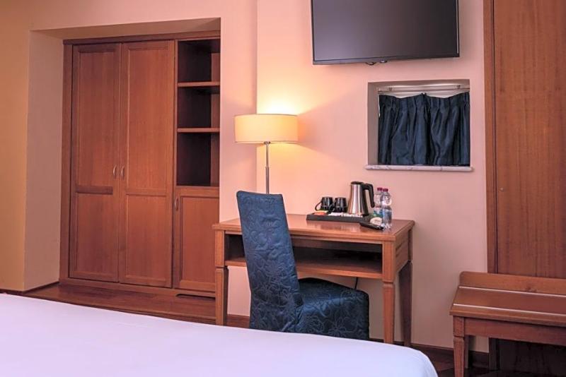 Hotel Iris image