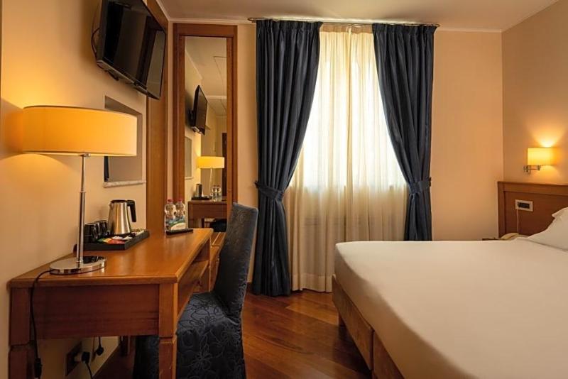 Hotel Iris image