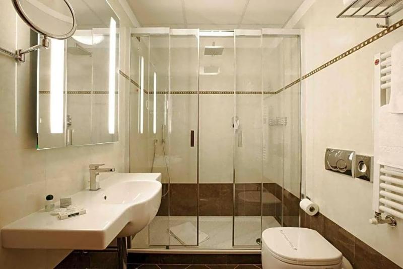 Hotel Iris image