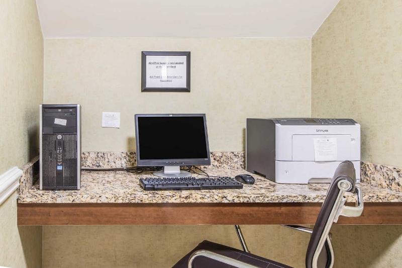 Comfort Inn & Suites Greenwood Near University image