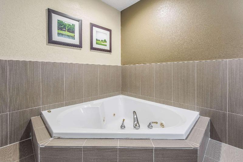 Comfort Inn & Suites Greenwood Near University image