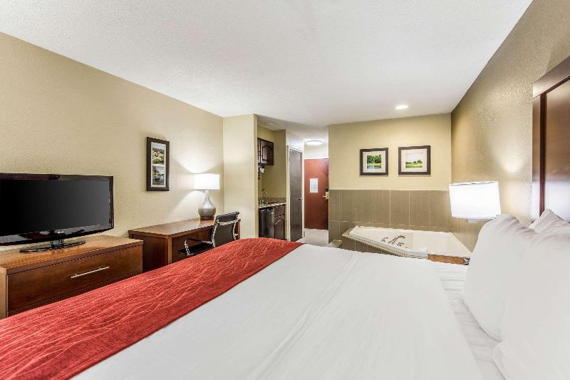 Comfort Inn & Suites Greenwood Near University image
