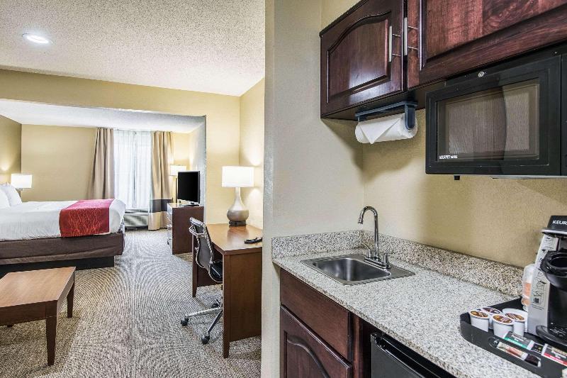 Comfort Inn & Suites Greenwood Near University image