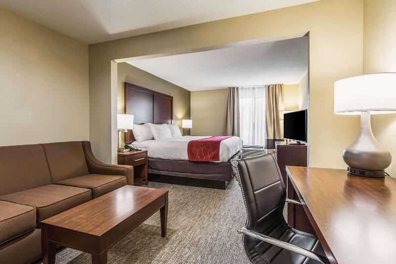 Comfort Inn & Suites Greenwood Near University image