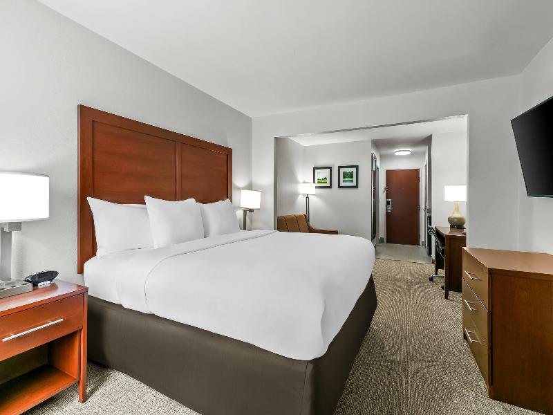 Comfort Inn & Suites Greenwood Near University image