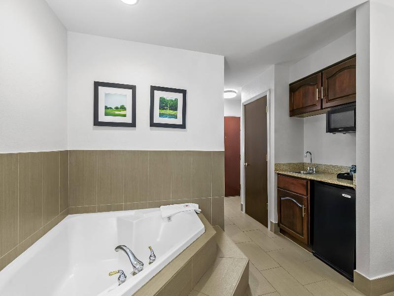 Comfort Inn & Suites Greenwood Near University image