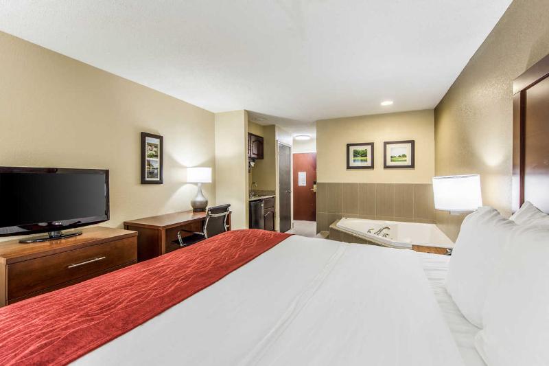 Comfort Inn & Suites Greenwood Near University image