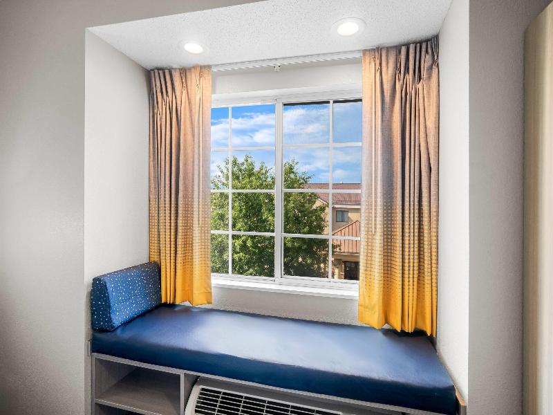 QUADRUPLE TWO QUEEN BEDS
