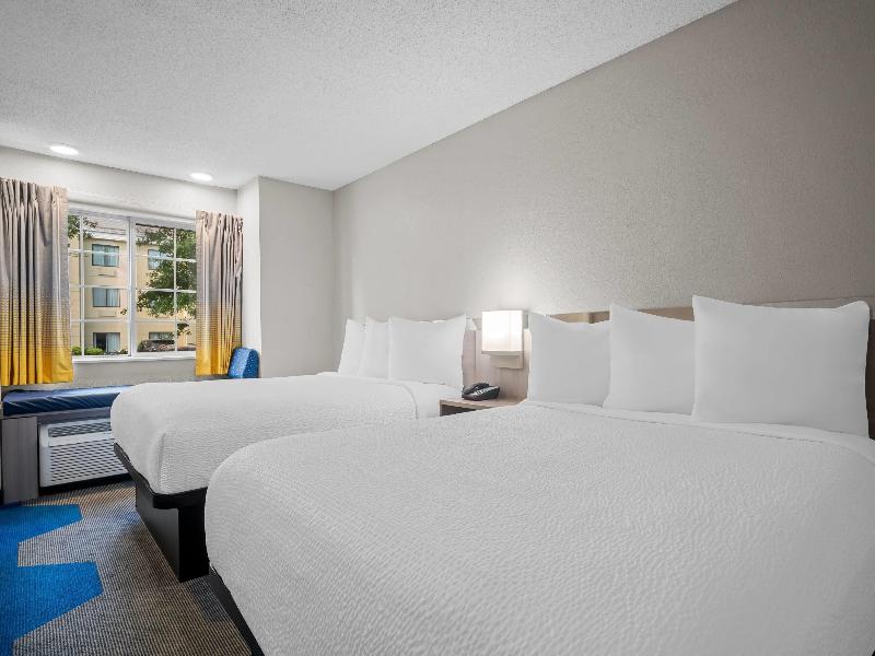 QUADRUPLE TWO QUEEN BEDS
