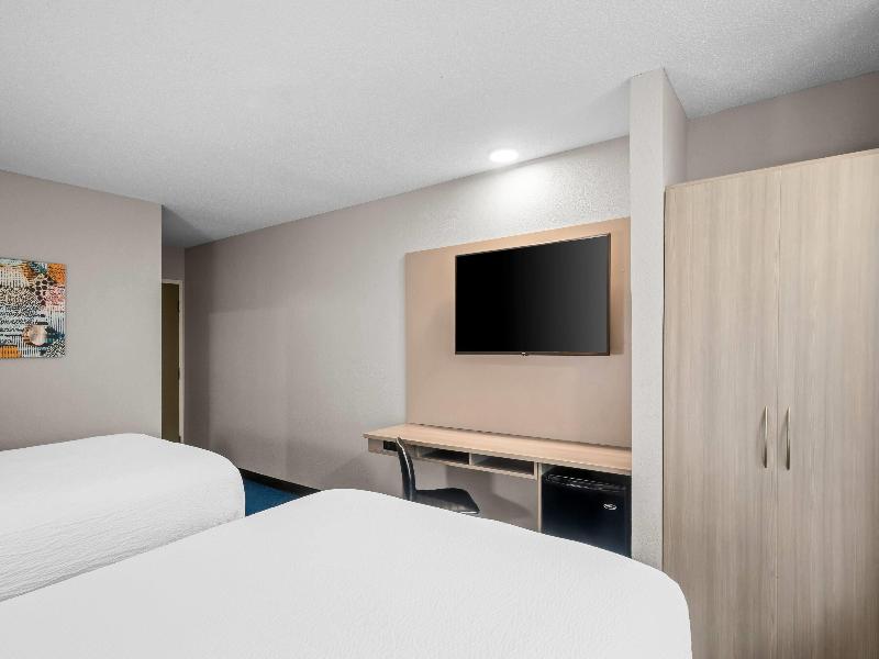 QUADRUPLE TWO QUEEN BEDS