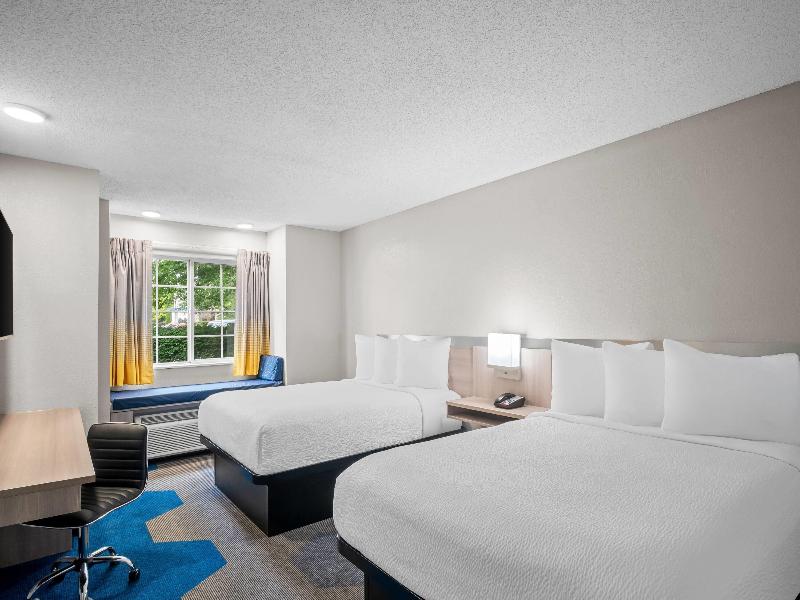 QUADRUPLE TWO QUEEN BEDS
