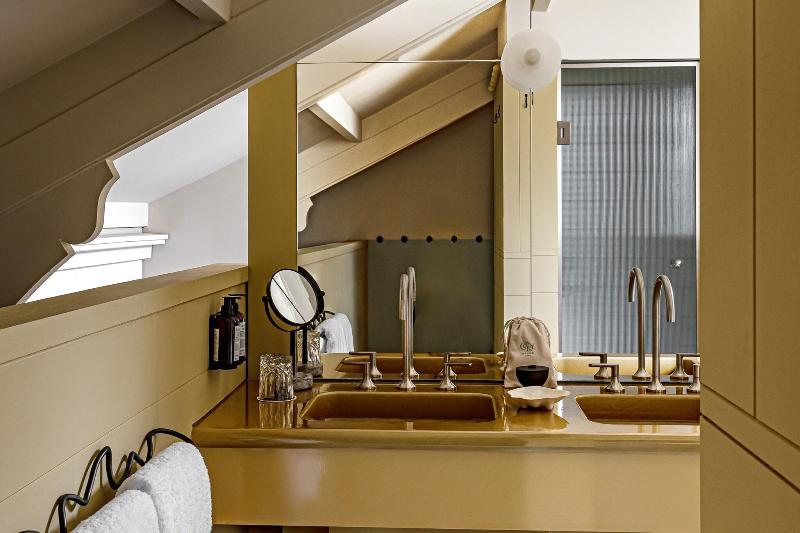 Cowley Manor image
