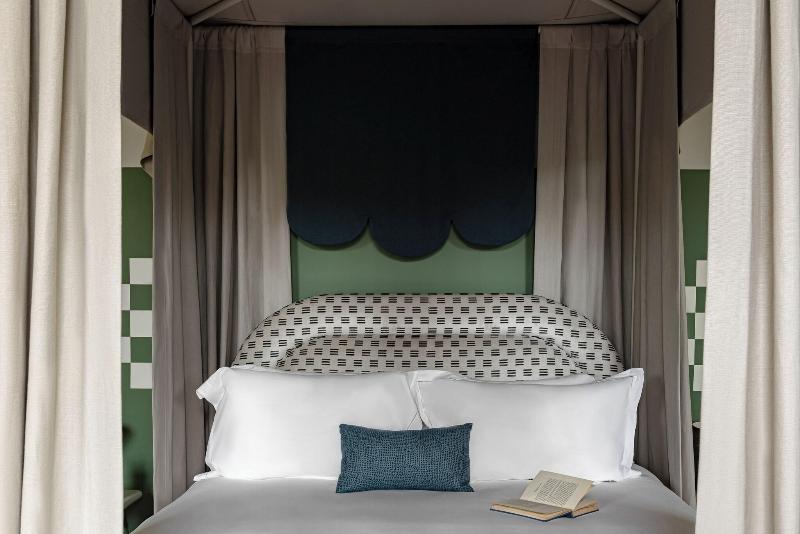 Cowley Manor image
