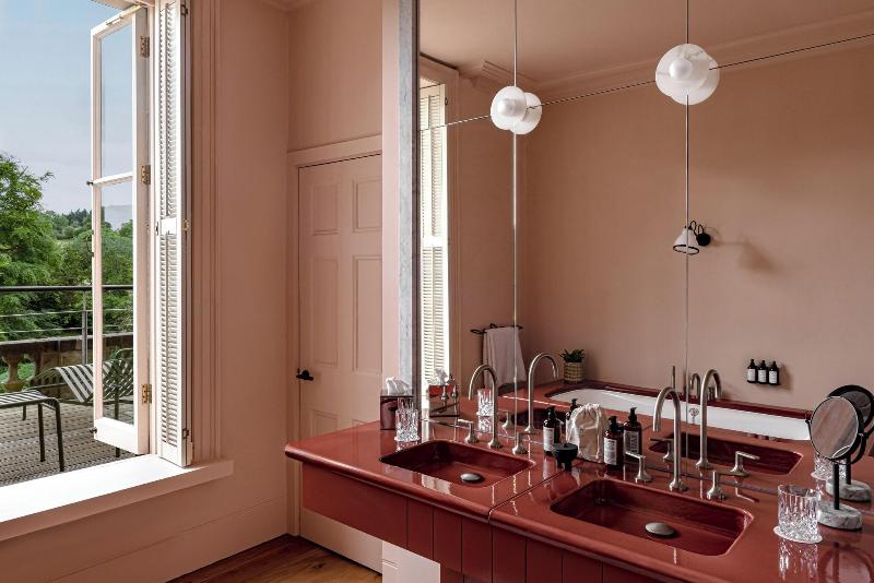 Cowley Manor image