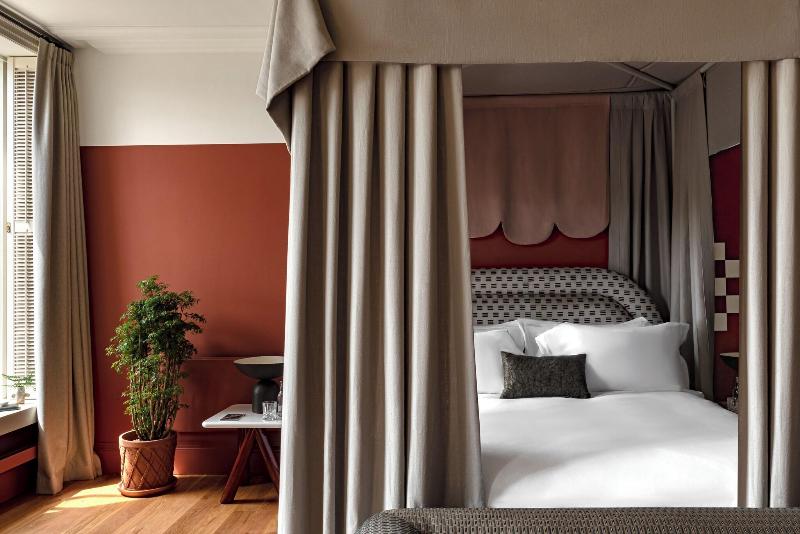 Cowley Manor image