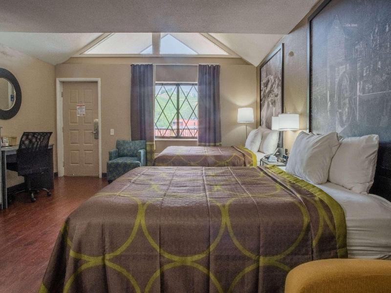 QUADRUPLE TWO QUEEN BEDS NON SMOKING