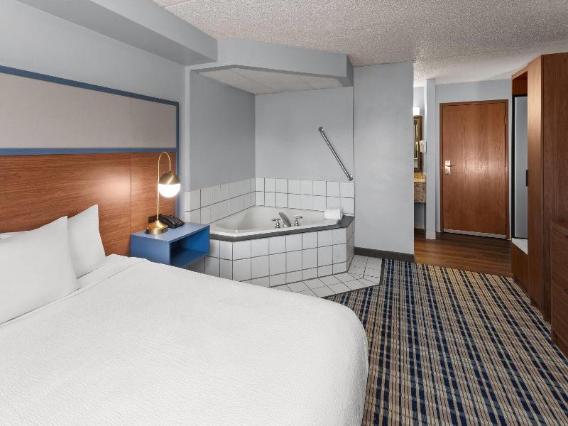 SUITE QUEEN SIZE BED