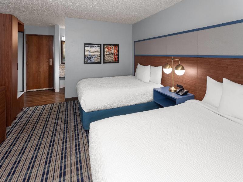 QUADRUPLE TWO QUEEN BEDS