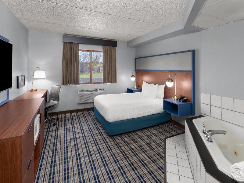 SUITE QUEEN SIZE BED