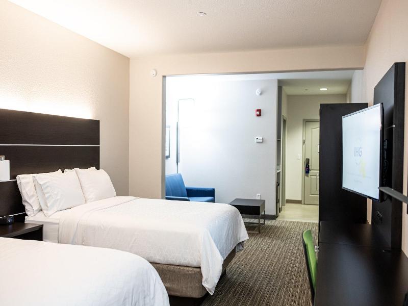 SUITE TWO QUEEN BEDS — photo 13