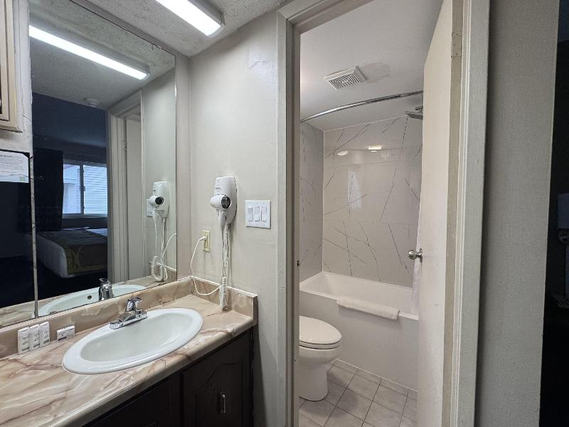 Super 8 By Wyndham Guelph image