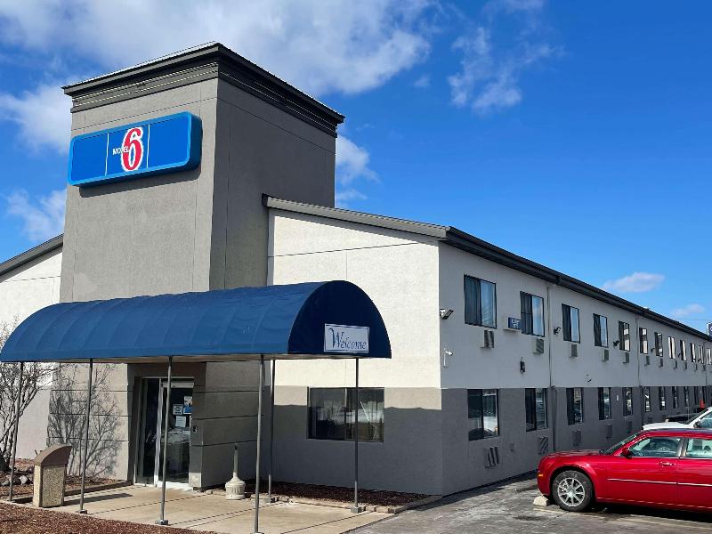 Motel 6 Green Bay, WI - Lambeau image