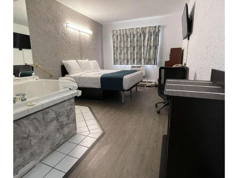 Motel 6 Green Bay, WI - Lambeau image